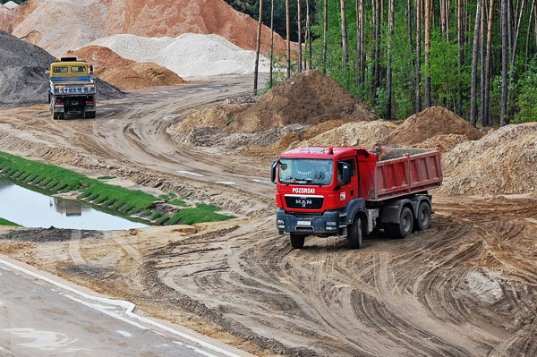 Usługowe koparki i wywrotki